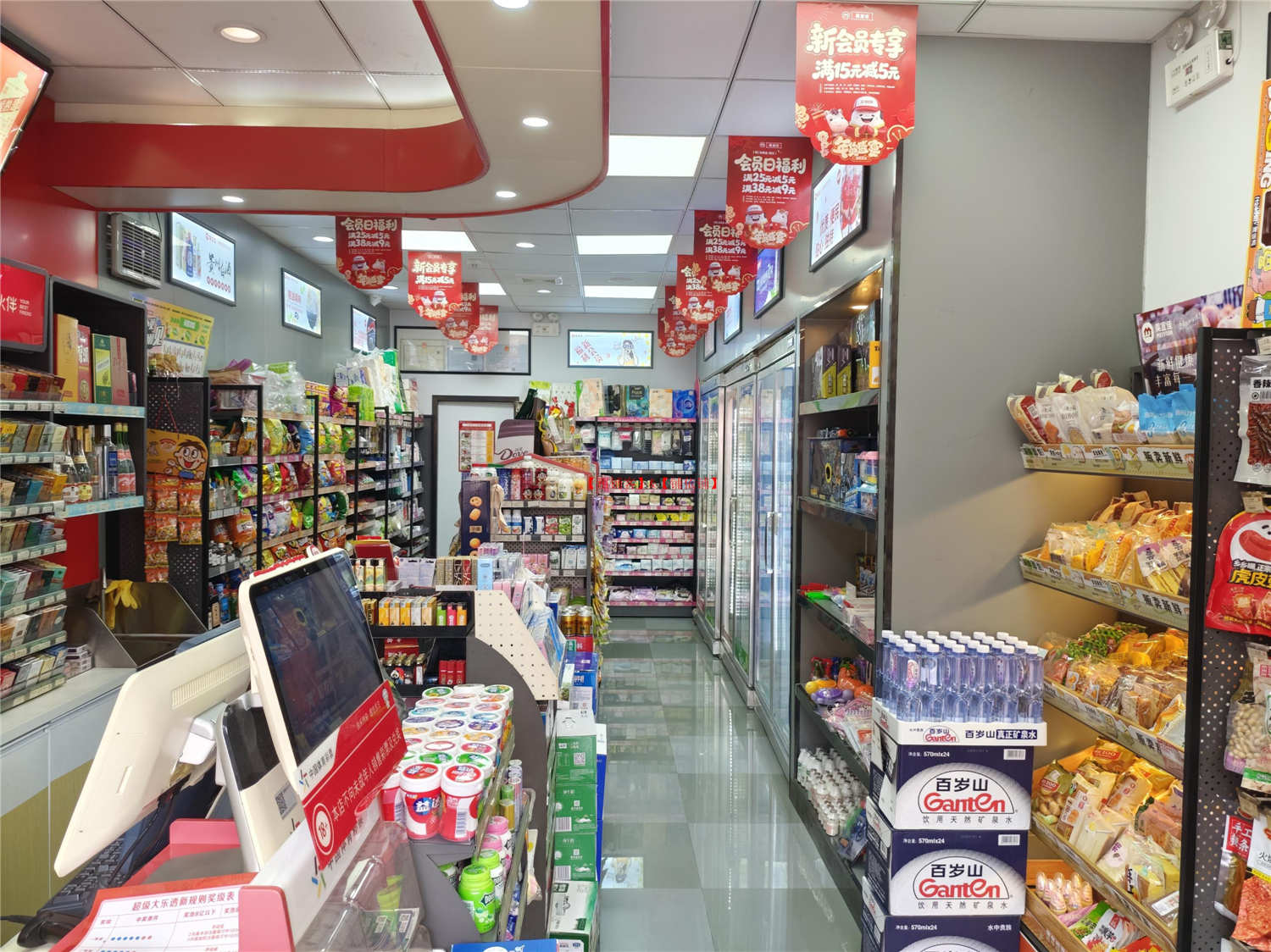万科城小区大门口品牌便利店转让，带口粮证